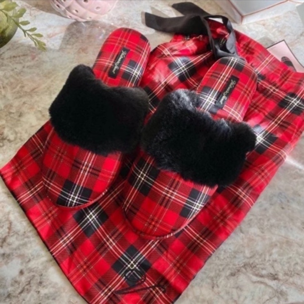 ❣️Victoria’s Secret Slippers❣️ - Picture 2 of 3